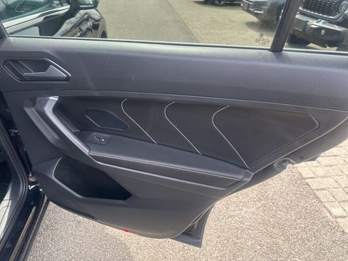 Used 2022 Volkswagen Tiguan SE w/ Panoramic Sunroof Package AWD/4WD image 34