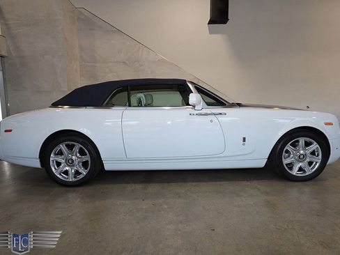 Used 2014 Rolls-Royce Phantom Drophead Coupe image 46
