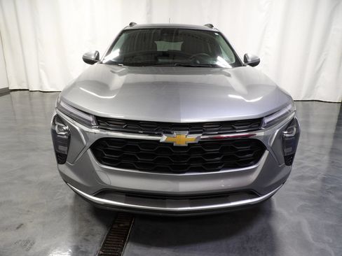 Used 2025 Chevrolet Trax LT w/ LT Convenience Package FWD image 3