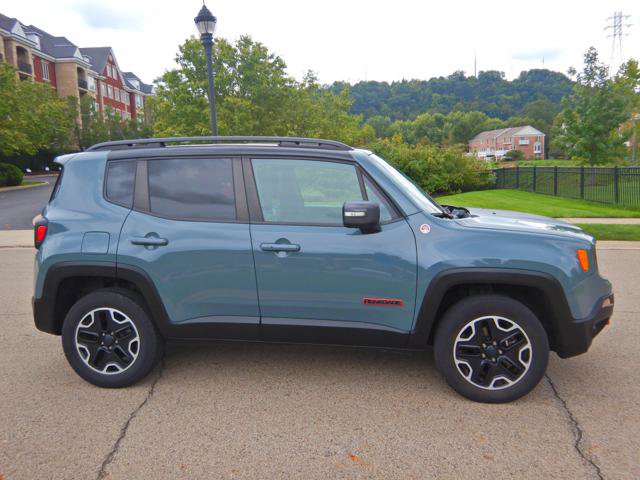 Used 2016 Jeep Renegade Trailhawk w/ Premium Trailhawk Package AWD/4WD image 10