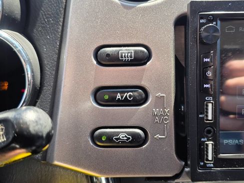 Used 2005 Toyota Matrix XR FWD image 34