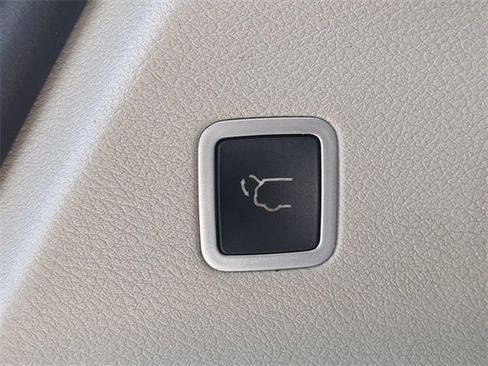 Used 2018 Chrysler Pacifica Touring w/ Tire & Wheel Group image 15