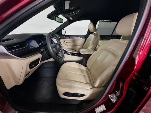 Used 2023 Jeep Grand Cherokee Limited w/ Luxury Tech Group II image 13