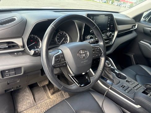 Used 2020 Toyota Highlander XLE AWD/4WD image 4