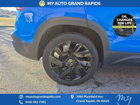 Used 2024 Volkswagen Taos SE image 40