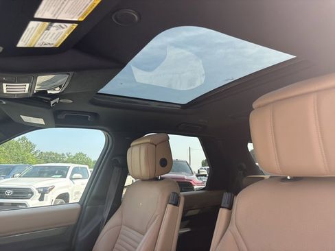 Used 2023 Land Rover Discovery Metropolitan Edition image 12