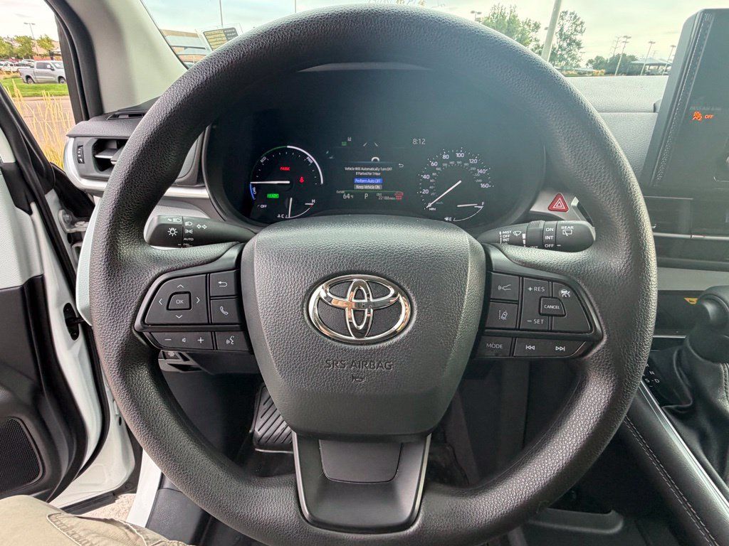Used 2025 Toyota Sienna LE AWD/4WD image 13