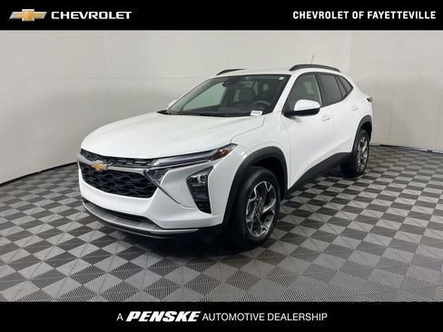Certified 2025 Chevrolet Trax LT FWD image 1
