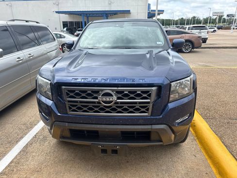Used 2022 Nissan Frontier SV RWD image 2