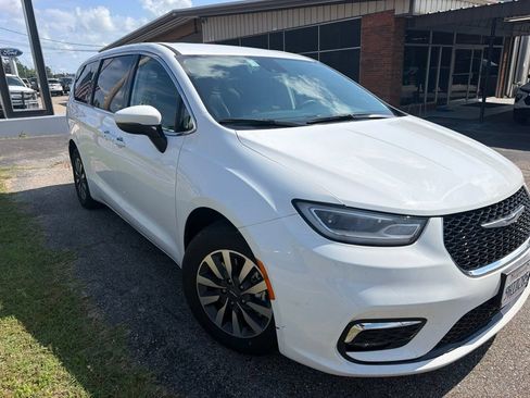 Used 2023 Chrysler Pacifica Touring-L FWD image 2