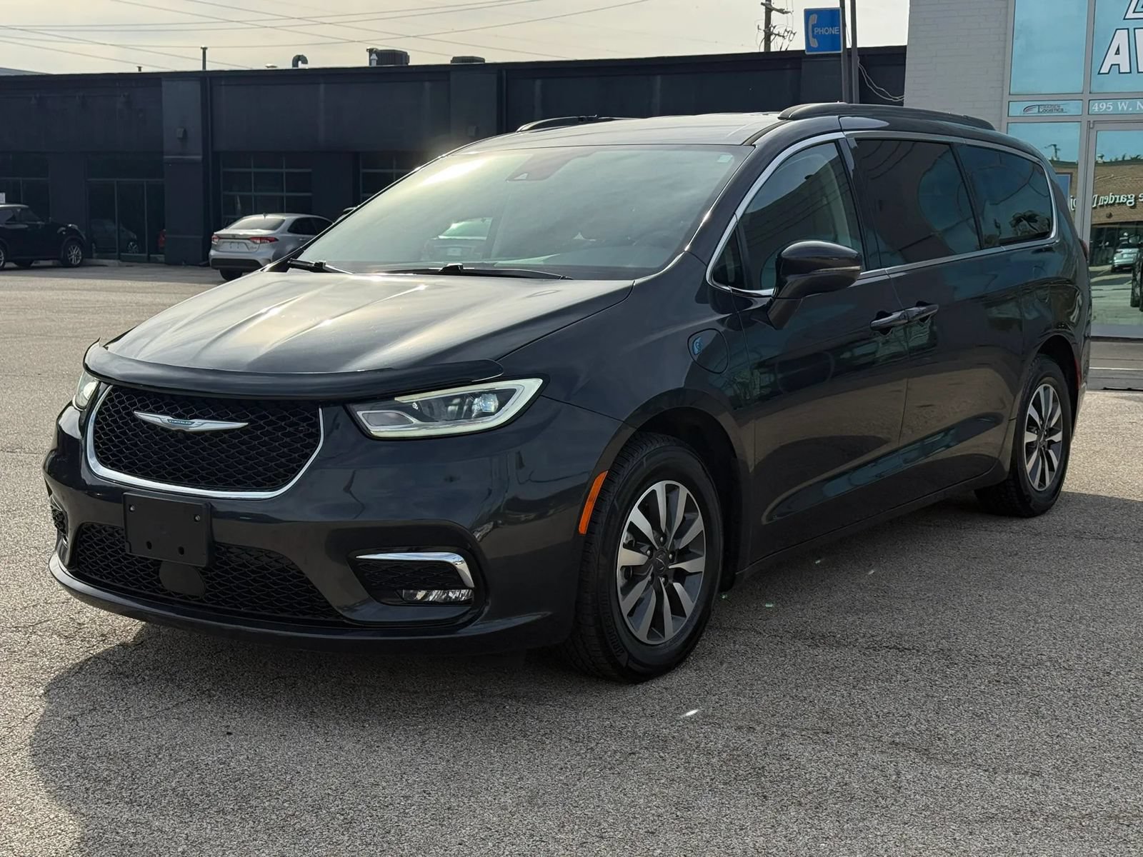 Used 2021 Chrysler Pacifica Touring w/ Cold Weather Group FWD image 4