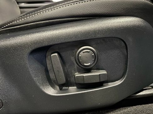 Used 2020 Land Rover Range Rover Velar S image 22