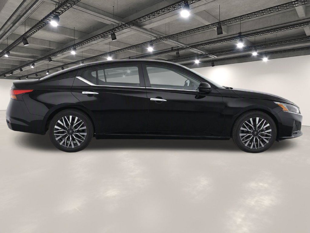 Used 2025 Nissan Altima 2.5 SV FWD image 8