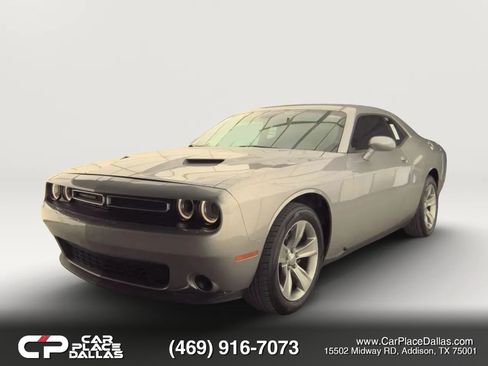 Used 2016 Dodge Challenger SXT RWD image 3