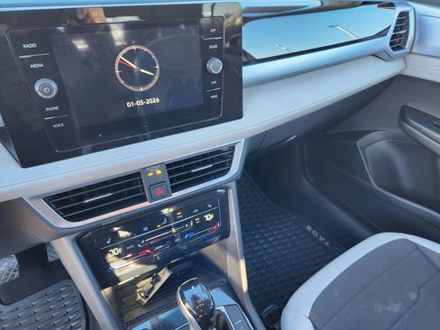 Certified 2025 Volkswagen Taos SE image 12