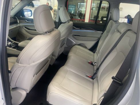 Certified 2022 Jeep Grand Cherokee Overland image 8