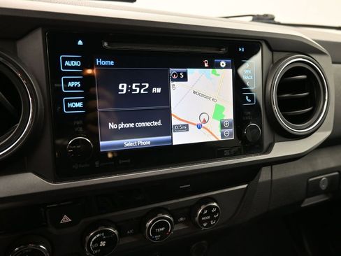 Used 2017 Toyota Tacoma TRD Sport image 13