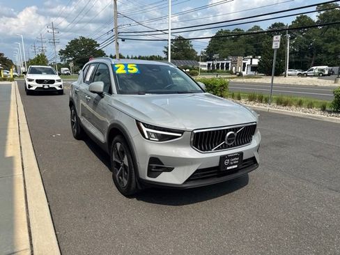 Certified 2025 Volvo XC40 B5 Plus AWD/4WD image 6