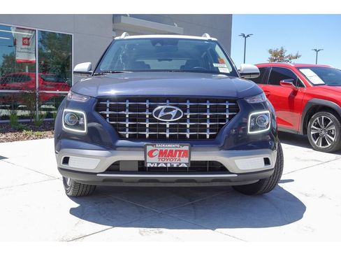 Used 2021 Hyundai Venue FWD image 3