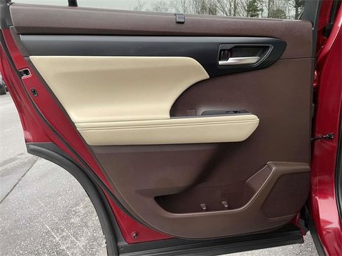 Used 2020 Toyota Highlander XLE image 16
