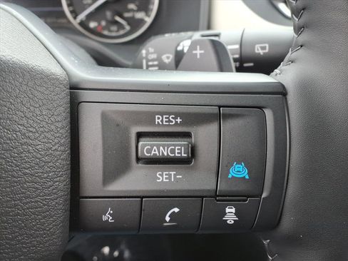 Certified 2025 Nissan Rogue SV image 27