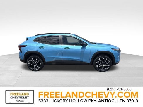 Used 2025 Chevrolet Trax RS w/ Sunroof Package FWD image 2