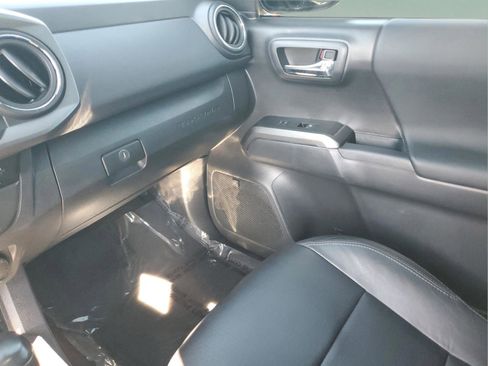 Used 2022 Toyota Tacoma TRD Sport image 15