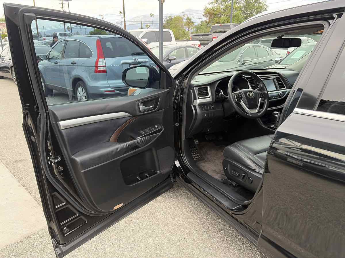 Used 2014 Toyota Highlander XLE FWD image 9