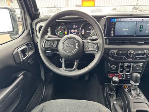 Used 2024 Jeep Wrangler Unlimited image 13
