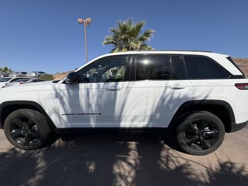 Used 2023 Jeep Grand Cherokee Altitude AWD/4WD image 2