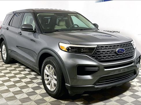 Certified 2021 Ford Explorer 2WD image 3