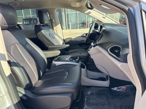 Certified 2024 Chrysler Pacifica Touring-L image 28
