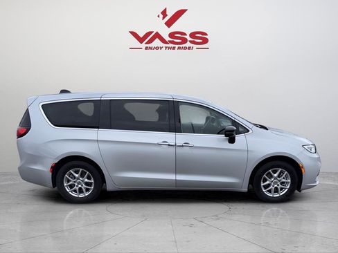 Used 2024 Chrysler Pacifica Touring-L image 5