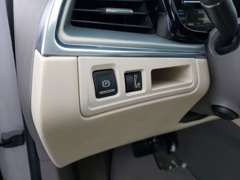 Used 2018 Cadillac XT5 Luxury w/ Driver Awareness Package image 11