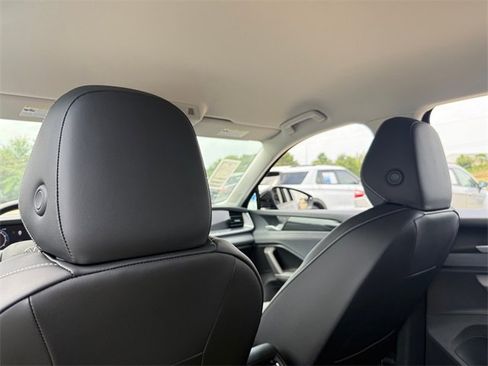 New 2025 Volkswagen Tiguan SE image 18