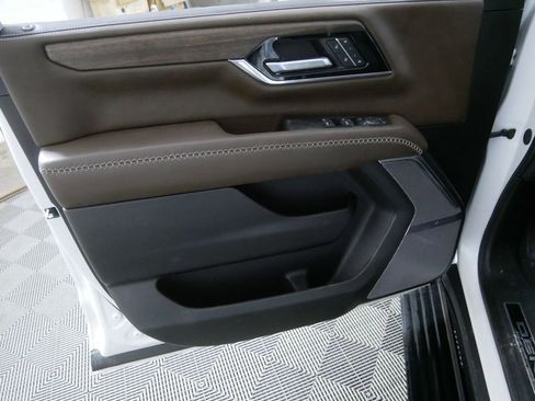 Used 2025 GMC Yukon Denali Ultimate AWD/4WD image 13