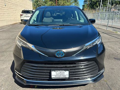 Used 2021 Toyota Sienna XLE w/ XLE Plus Package AWD/4WD image 2