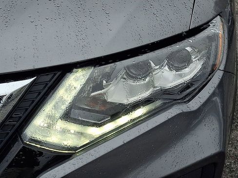 Used 2020 Nissan Rogue SL w/ Premium Package image 9