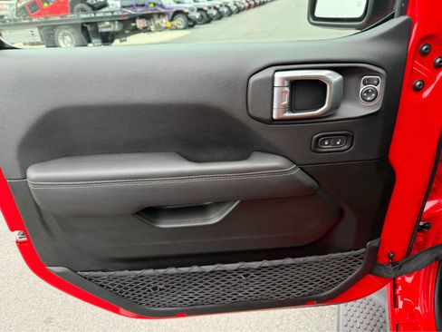 Used 2022 Jeep Wrangler Unlimited Sahara w/ Cold Weather Group image 16