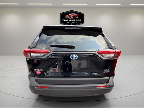 Used 2021 Toyota RAV4 XLE w/ Convenience Package image 5