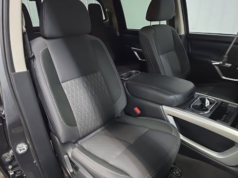 Used 2021 Nissan Titan SV w/ SV Convenience Package image 14