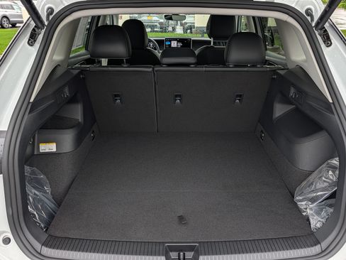 Certified 2025 Volkswagen Tiguan SE AWD/4WD image 18