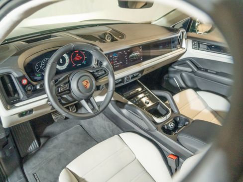 Certified 2026 Porsche Cayenne GTS AWD/4WD image 4
