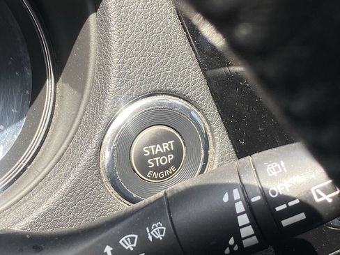 Used 2019 Nissan Rogue SV FWD image 9