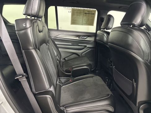 Used 2023 Jeep Grand Cherokee L Laredo image 27