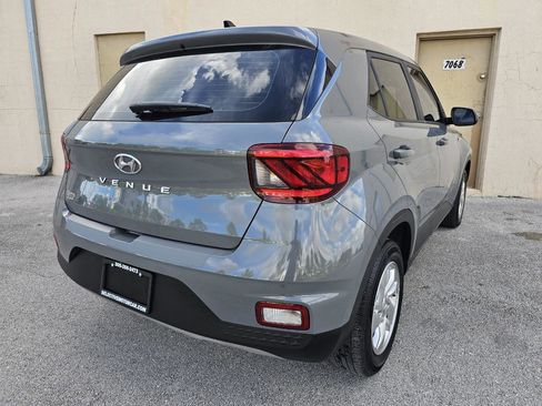 Used 2021 Hyundai Venue SE FWD image 4