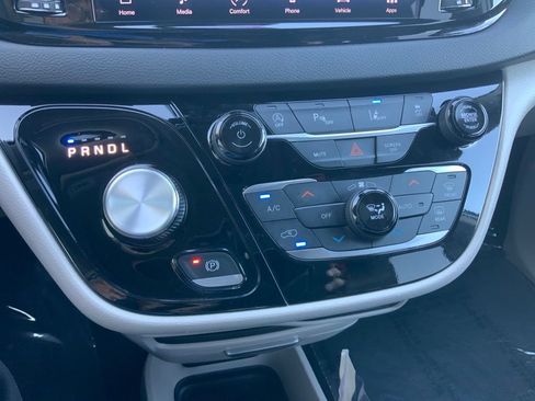 Certified 2024 Chrysler Pacifica Touring-L FWD image 23
