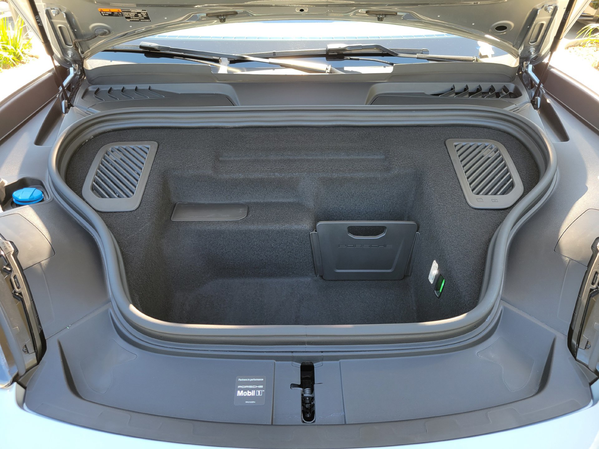Used 2025 Porsche Macan Electric RWD image 33