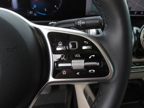 Used 2023 Mercedes-Benz GLB 250 4MATIC image 25