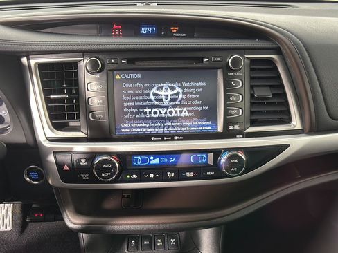 Used 2019 Toyota Highlander XLE AWD/4WD image 33